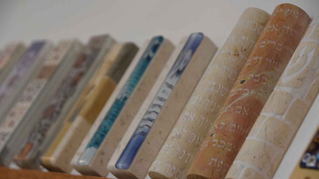 מזוזות מבטון