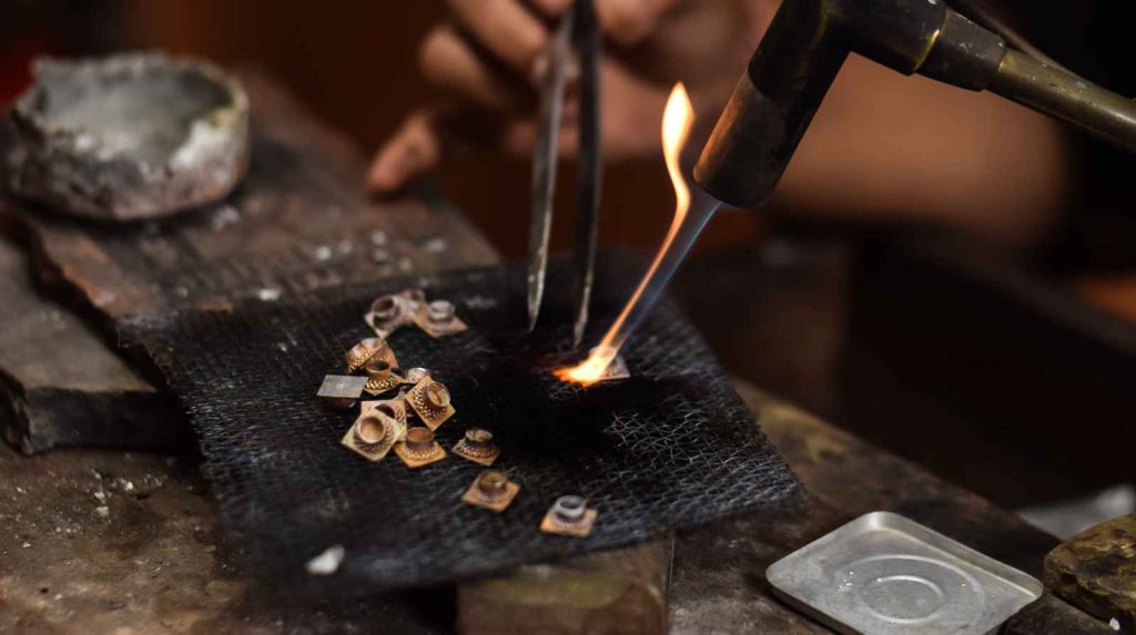 מעצבת תכשיטים